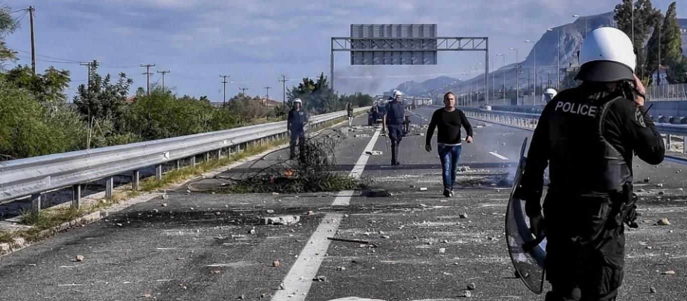 Ανθρωποκυνηγητό στην Κορίνθου - Πατρών - Ρομά προσπάθησαν ξανά να κλείσουν τον δρόμο